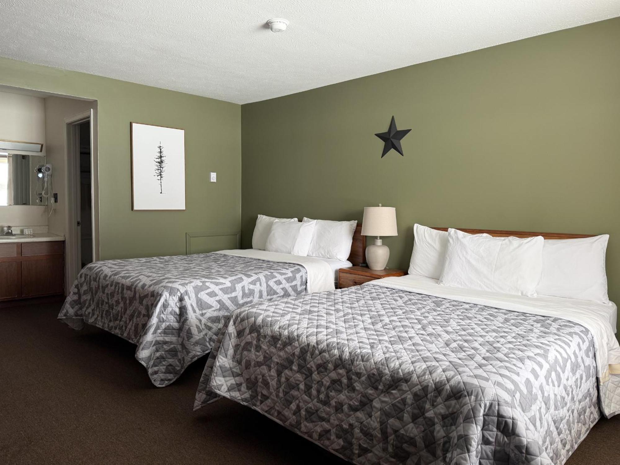 The Trail Inn - Newberry, Mi - Formerly Knollwood Inn - 13467 M-28 Bagian luar foto