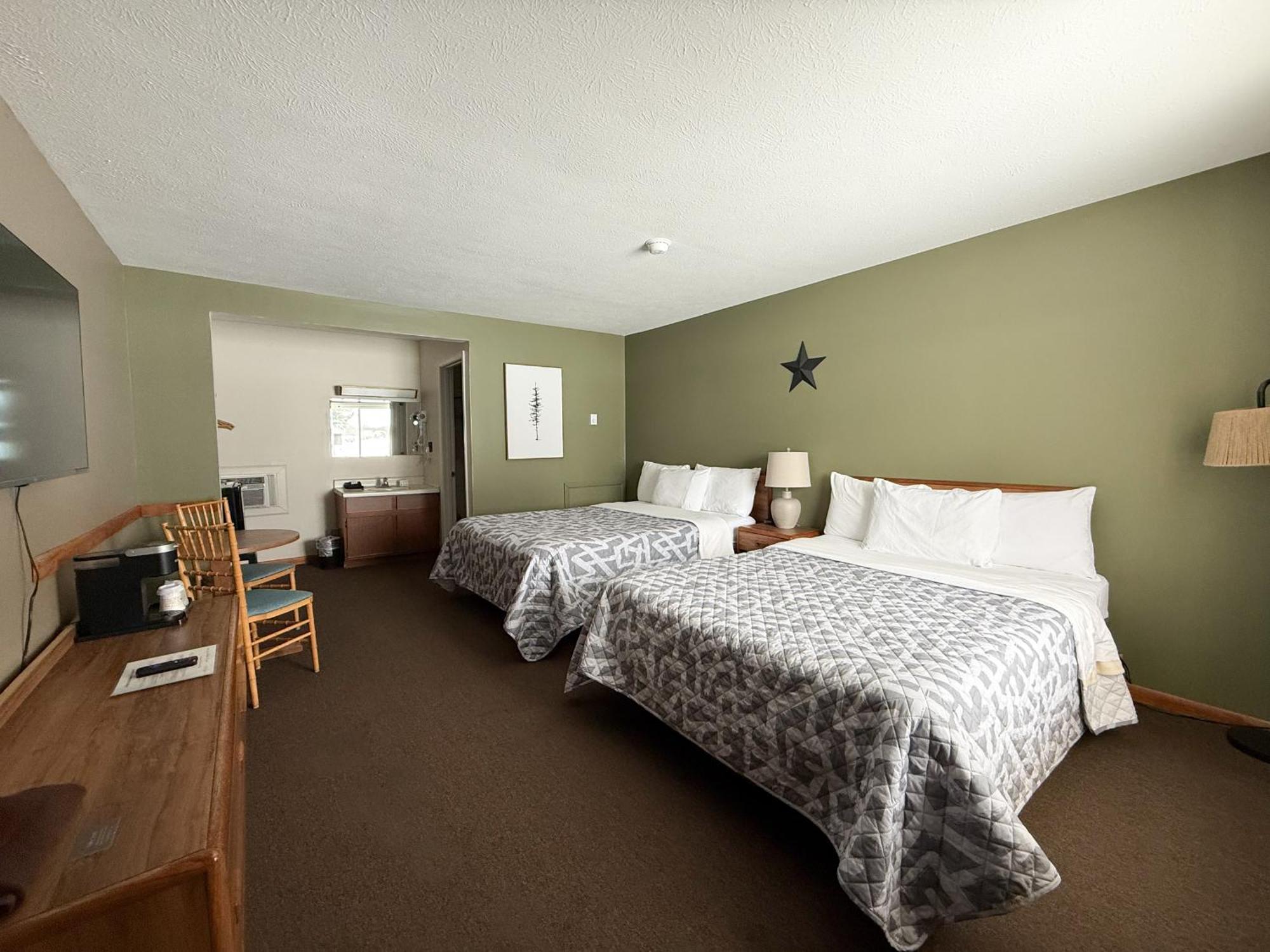 The Trail Inn - Newberry, Mi - Formerly Knollwood Inn - 13467 M-28 Bagian luar foto