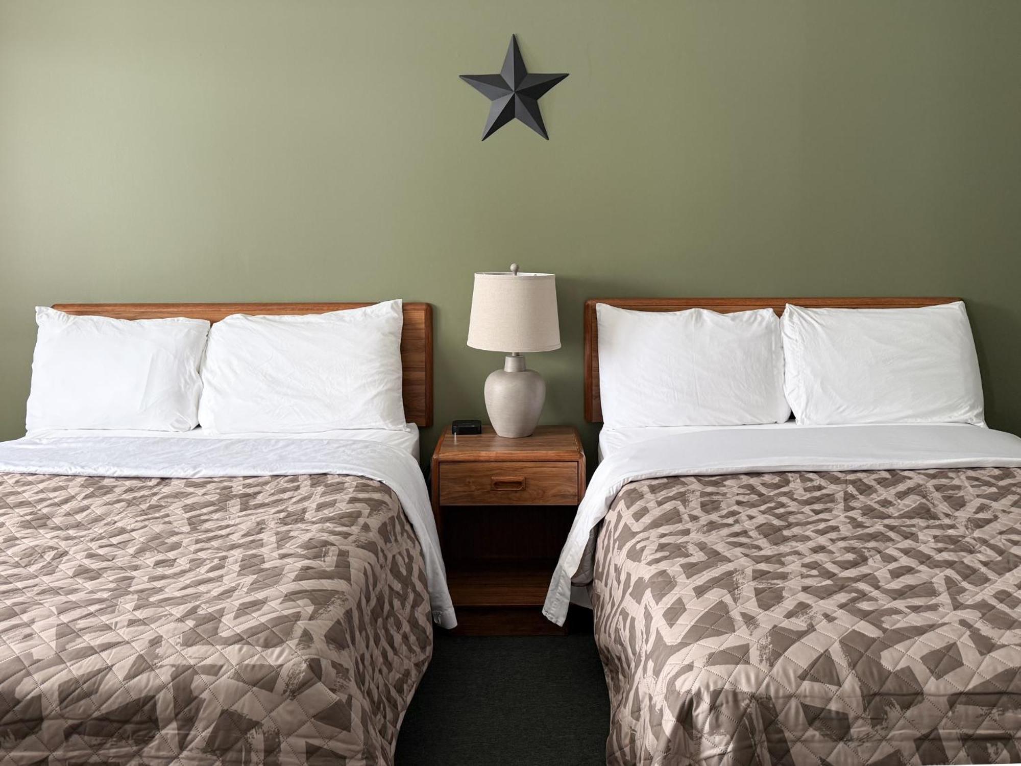 The Trail Inn - Newberry, Mi - Formerly Knollwood Inn - 13467 M-28 Bagian luar foto
