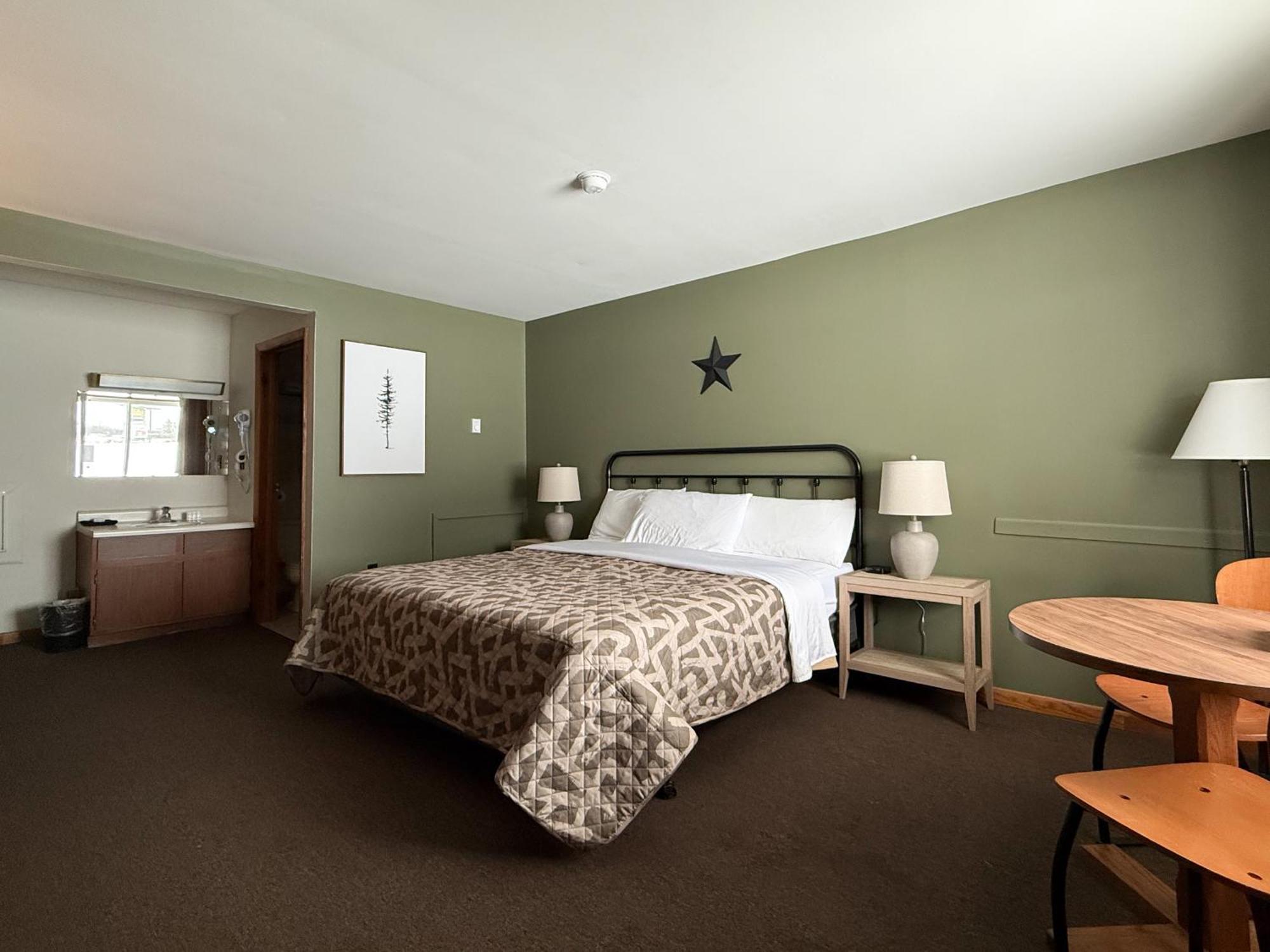 The Trail Inn - Newberry, Mi - Formerly Knollwood Inn - 13467 M-28 Bagian luar foto