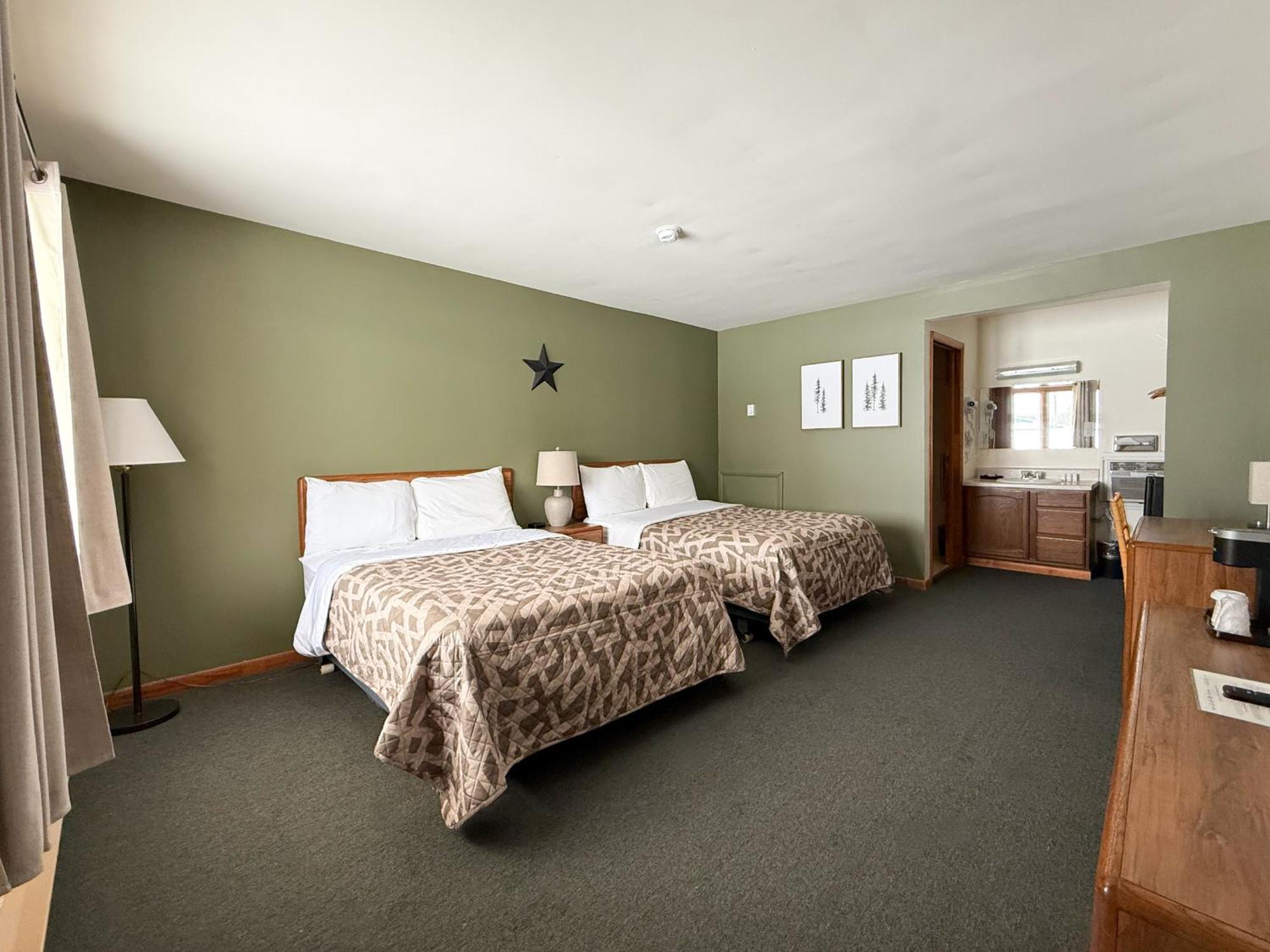 The Trail Inn - Newberry, Mi - Formerly Knollwood Inn - 13467 M-28 Bagian luar foto
