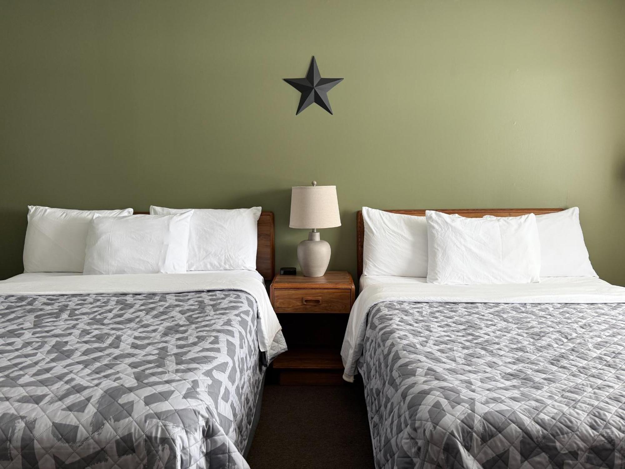 The Trail Inn - Newberry, Mi - Formerly Knollwood Inn - 13467 M-28 Bagian luar foto
