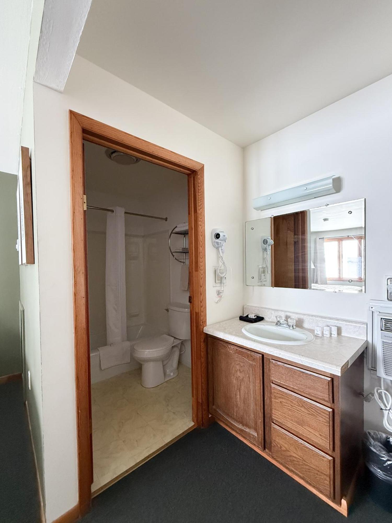 The Trail Inn - Newberry, Mi - Formerly Knollwood Inn - 13467 M-28 Bagian luar foto